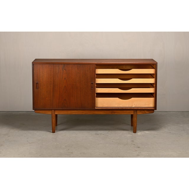 Søborg Møbelfabrik Vintage Model 160 Sideboard in Teak and Oak by Børge Mogensen for Søborg Møbelfabrik, 1960s For Sale - Image 4 of 18