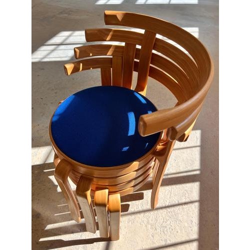 This armchair from the 8000 series is an outstanding classic of Danish furniture design, created by the duo Rud Thygesen &...