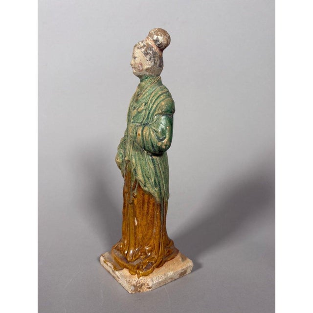 Sculpture of a Mingqi servant, China, Ming Dynasty (1368-1644) For Sale - Image 6 of 6
