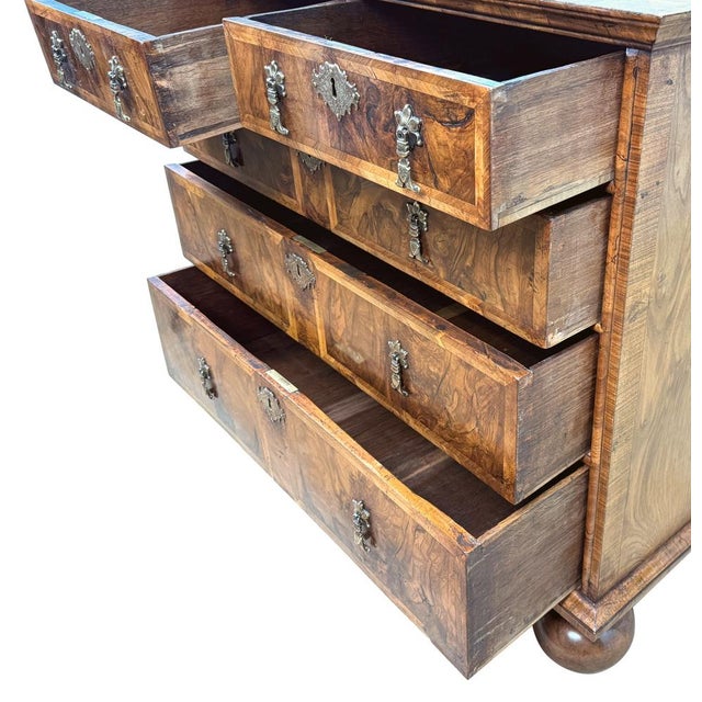 Wood Antique Queen Anne Chest of Drawers in Walnut, 1705 For Sale - Image 7 of 14