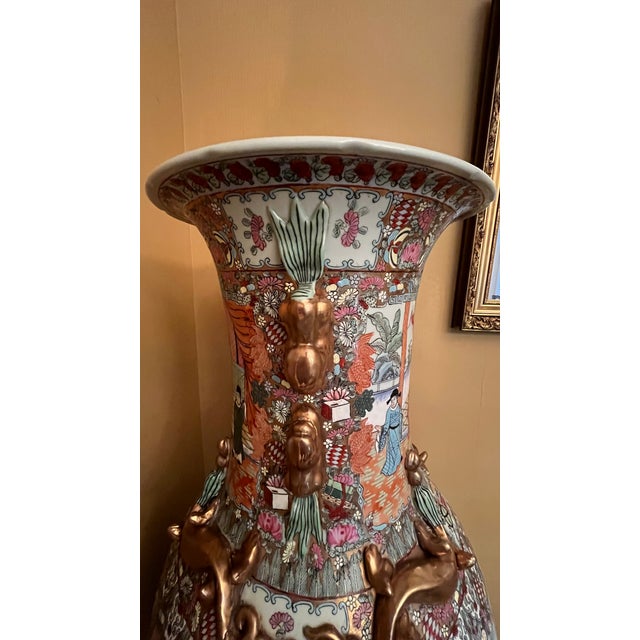 Chinese Pair of 4.6 Ft 20th-Century Monumental Vintage Chinese Rose Medallion Porcelain Palace Floor Vase & Carved Stand For Sale - Image 3 of 14