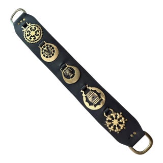 Vintage English Horse Brass Leather Martingale With Five Brass Medallions – Leather Equestrian Wall Decor, Ralph Lauren Style For Sale
