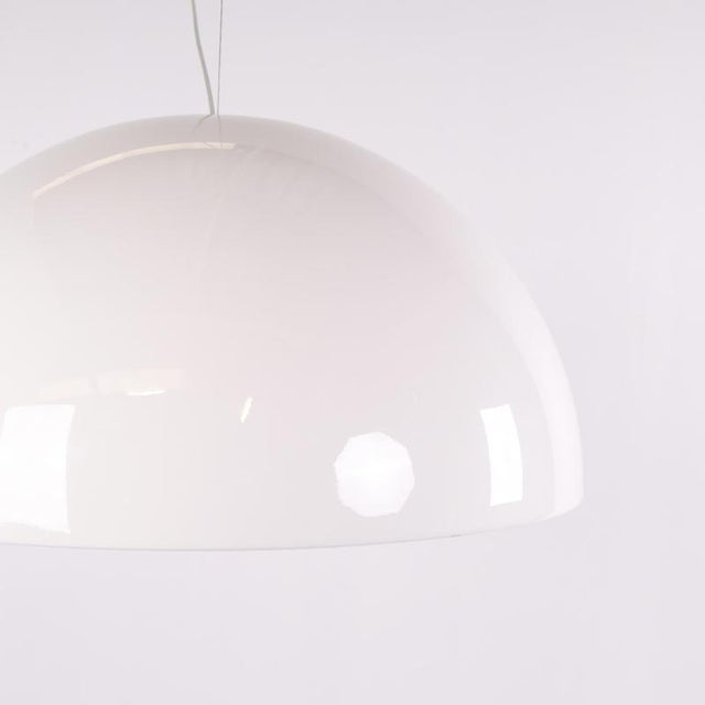 Skygarden 1 pendant designed by marcel wanders for flos in 2007. The lamp features a white lacquered finish with a...