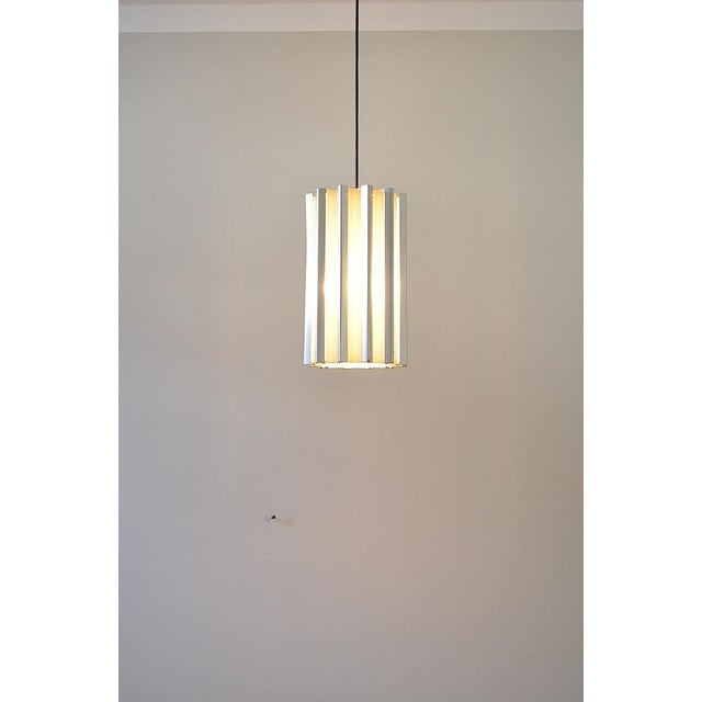 Aluminum slat lamp from the 1960s - very nice indirect light. - Polished aluminum - Aluminum painted white - an aluminum...