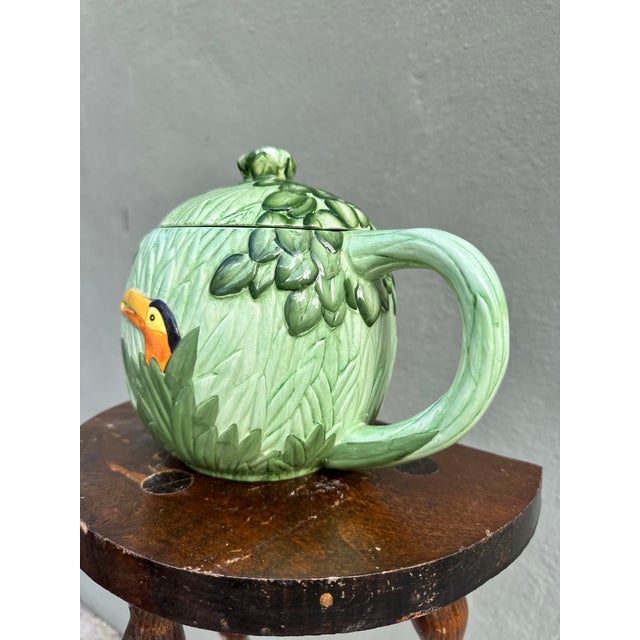 This vibrant vintage ceramic pot, originating from Guaitil, Costa Rica, showcases the traditional Chorotega pottery style....