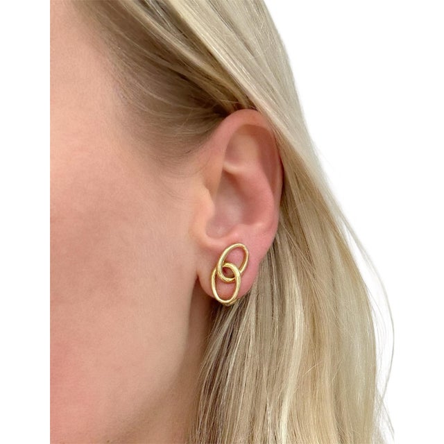 In a curved link design, these Tiffany & Co. earrings designed by Elsa Peretti, are a classic staple perfect for any...