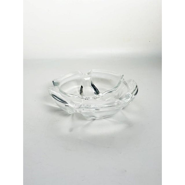 French decorative glass ashtray dating from the 1970s. Made from thick transparent glass, the piece features a sculptural,...