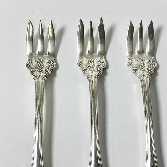 1940s 1940s Vintage Hollywood Regency English Chippendale Silverplate Seafood Forks - Set of 5 For Sale - Image 5 of 10