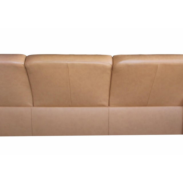 Ekornes Stressless Pegasus Reclining Sofa in Camel Leather & Sculptural Wood Frame – Norway, 1980s For Sale - Image 11 of 12