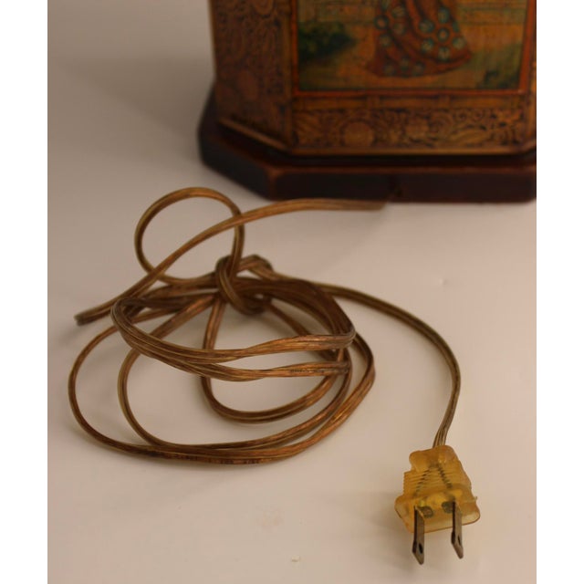 Mid Century Chinoiserie Tin Tea Canister Table Lamp - Lovely Artwork! For Sale - Image 4 of 10