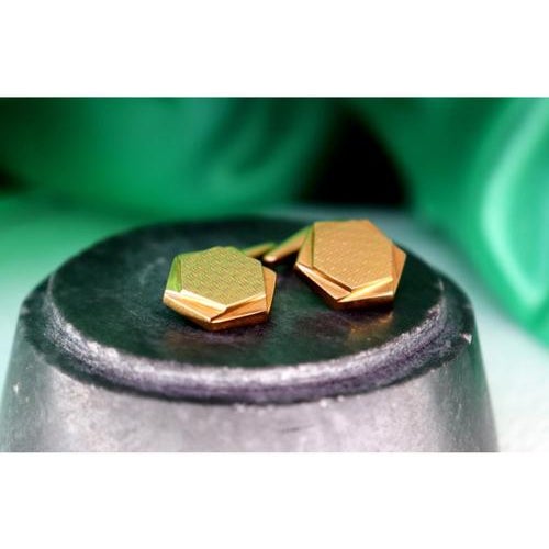 Guilloche gold cufflinks in the shape of a hexagon. Metal: Gold. Origin: Portuguese. Brand: Dragão. Weight: 7.07 grams....