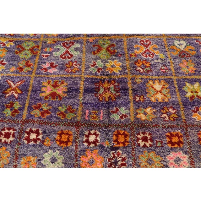 Berber Tribes of Morocco Vintage Berber Boujad Moroccan Rug - 05'03 X 09'03 For Sale - Image 4 of 9