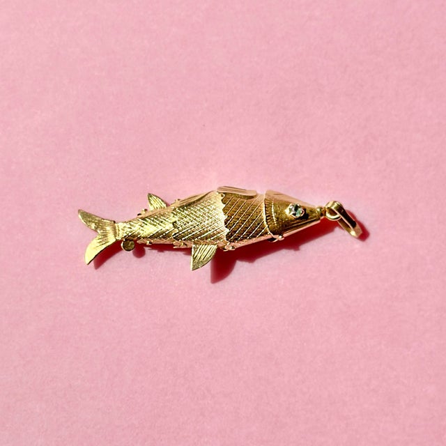 Mid-Century Modern Vintage 1960s Yellow Gold & Emerald Articulating Fish Charm, Pendant For Sale - Image 3 of 8