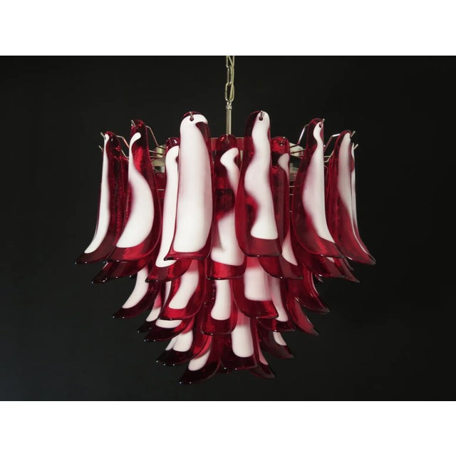 DUTIES FREE ELECTRICAL SYSTEM ADAPTED FOR US/AU/EU Murano Italian glass chandelier. Fantastic chandelier with red and...