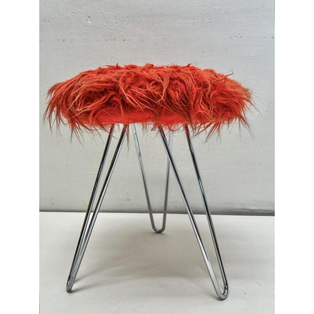 Sixties design stool / fluffy stool with chromed Hairpin legs and original red fluffy upholstery. The stool is a good...