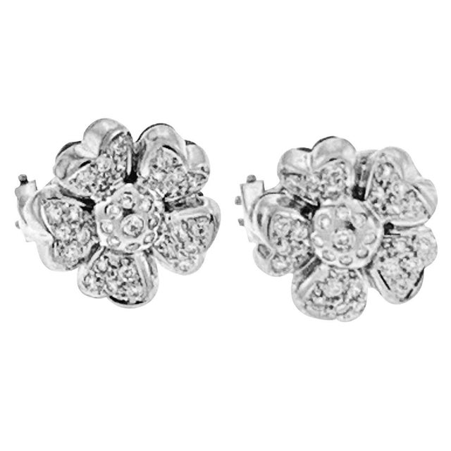 2020s 1.8 Carat Diamond Flower/Cluster Stud Earring 18 Karat White Gold For Sale - Image 5 of 8