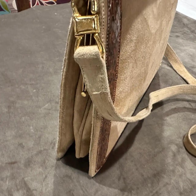 Animal Skin An Elegant 1980s Beige Suede and Brown Leather Italian Shoulder Bag For Sale - Image 7 of 15