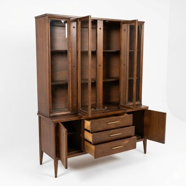 Mid-Century Modern Broyhill Saga Vintage Mid Century Modern Two Piece Buffet and Hutch China Cabinet C. 1960s, Attributed For Sale - Image 3 of 11