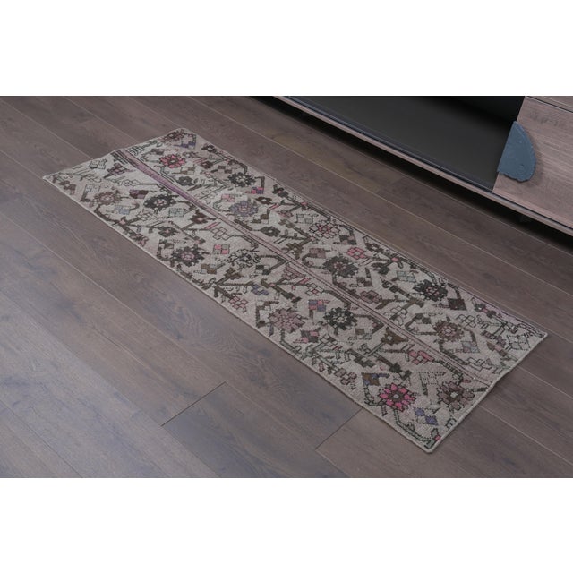 1970s Vintage Turkish Runner Rug - Neutral Beige & Floral Anatolian Small Runner - Handwoven Low-Pile Entryway Accent Rug For Sale - Image 4 of 10