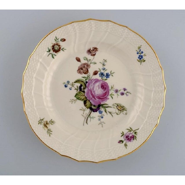 Five Royal Copenhagen Frijsenborg lunch plates in hand-painted porcelain with flowers and gold edge. 1950s. Diameter: 20...