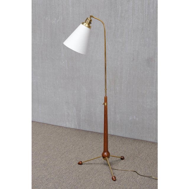 Wood Brass and Elm Model 547 Floor Lamp by Hans Bergström for Ateljé Lyktan, Sweden, 1940s For Sale - Image 7 of 11