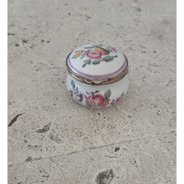 English 18th Century Porcelain Snuff/Trinket Box For Sale - Image 3 of 7