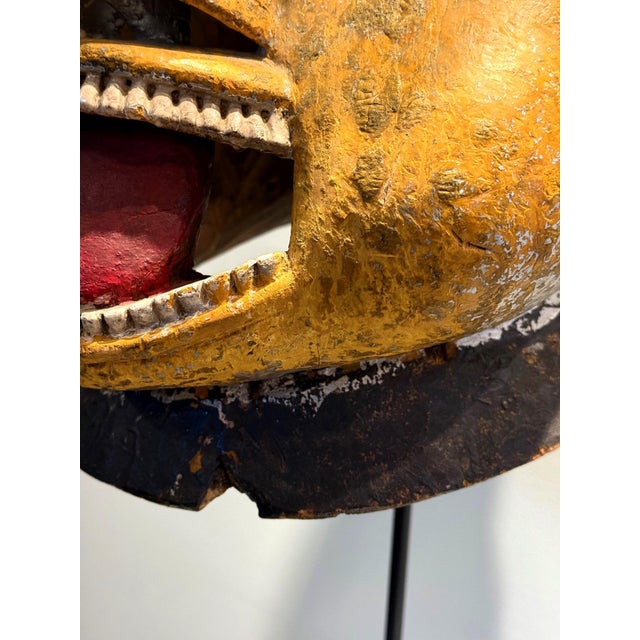 Large Wood Sculpture Yoruba Gẹ̀lẹ̀dẹ́ Helmet Mask on Display Stand For Sale - Image 9 of 16