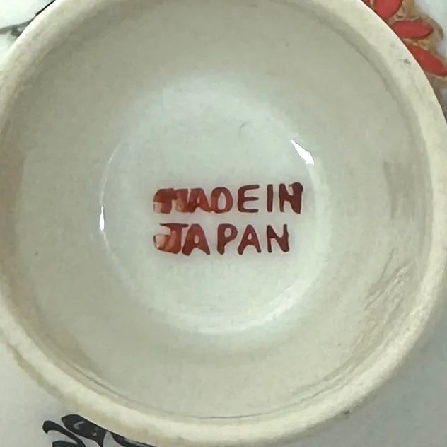 White Hand-Painted Porcelain Kikkoman Sake Bottle and Cups - Set of 5 For Sale - Image 8 of 8