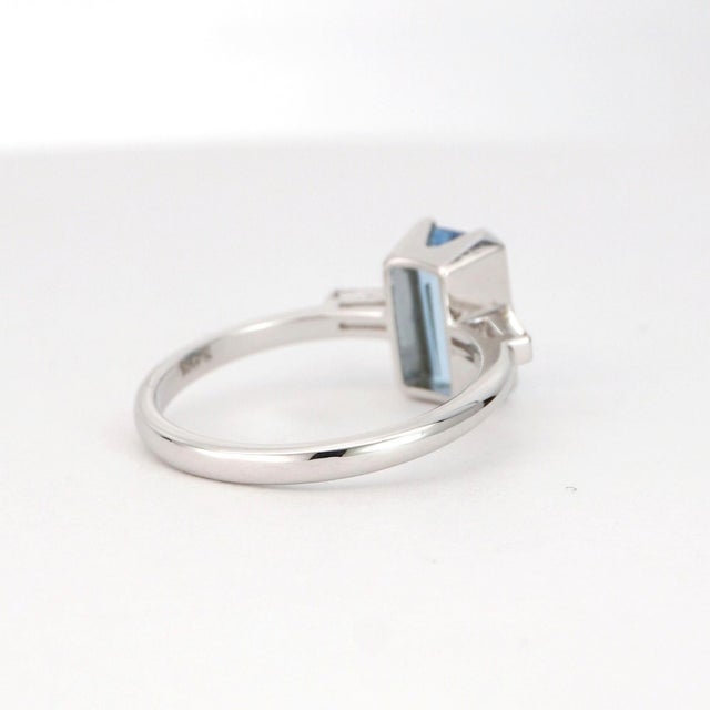 This stunning 14k white gold ring features a captivating octagon-cut aquamarine, weighing 1.54cts. The aquamarine displays...