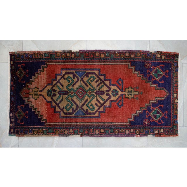 Front of Bath Kitchen Sink Rug Hand Made Bath Mat Faded Mini Rug 1'9" X 3'6" For Sale - Image 11 of 13