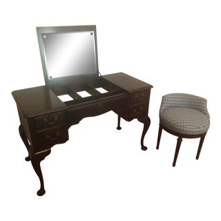 Henkel Harris Virginia Gallery Queen Anne Vanity and Chair For Sale
