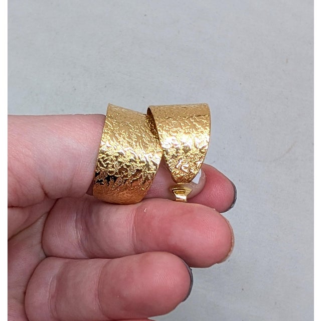 Vintage Signed Crown Trifari Goldtone Textured Hoop Clip Earrings-2 Pieces For Sale In Philadelphia - Image 6 of 8