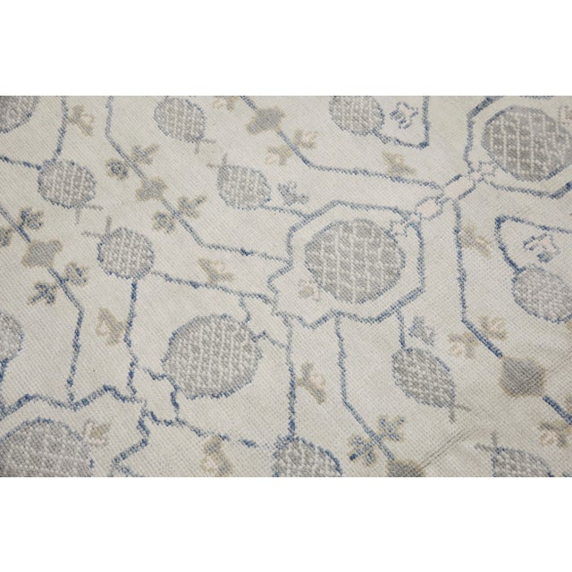 This modern Turkish Oushak rug is a stunning piece of art that has been handwoven using traditional techniques by skilled...