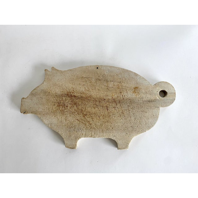 Vintage homespun wood cutting board in the shape of a pig. These date back to the depression in the 20s. A cute addition...