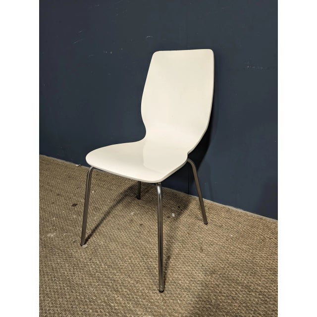 White Chairs, Set of 4, in Very Good conditions.