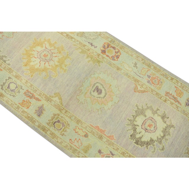 This modern Turkish Oushak rug is a stunning piece of art that has been handwoven using traditional techniques by skilled...