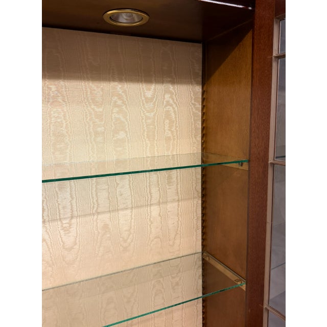 Late 20th Century English Chippendale Style Mahogany Inlaid Lighted Bookcase Cabinet, Circa 1980 For Sale - Image 10 of 13