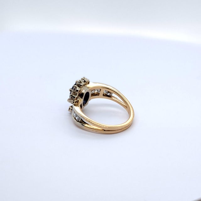 Late 20th Century 14k Yellow Gold Ring With Gia Certified Blue Oval Sapphire & Diamond Accents, Size 6.5 For Sale In Phoenix - Image 6 of 8