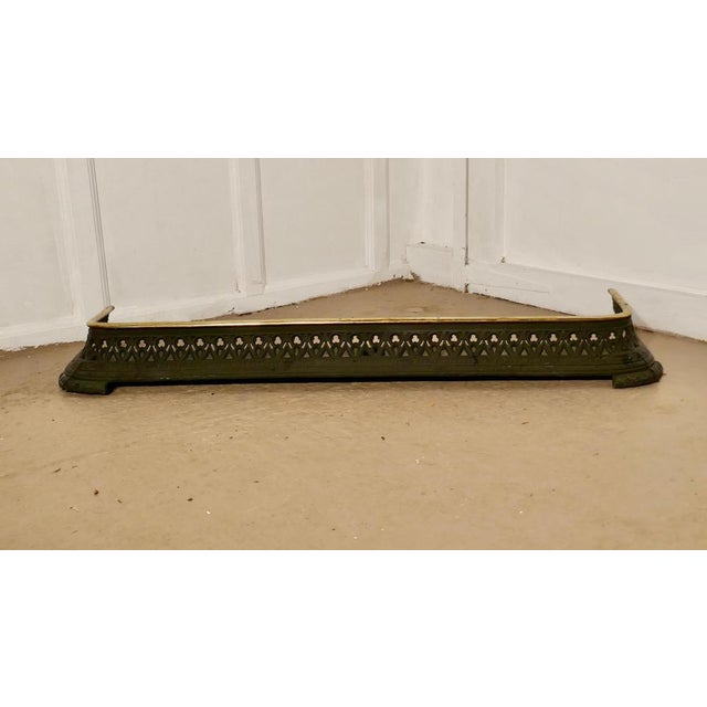 Arts & Crafts Victorian heavy brass and iron fender This is a very heavy Victorian Fender, the fender has decorative heavy...