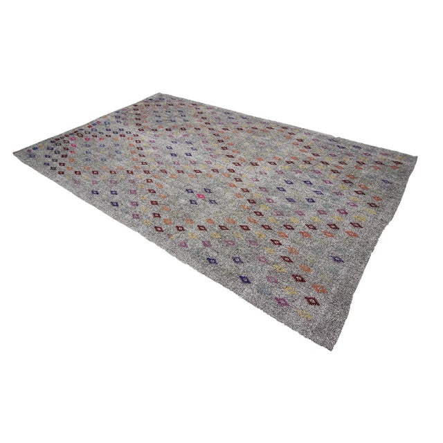 1960s Vintage Embroidered Gray Turkish Kilim Rug- 6′9″ × 10′5″ For Sale - Image 4 of 7
