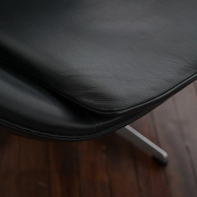 Set of Egg Chair and Ottoman in Aniline Leather with Polished Aluminium Base by Arne Jacobsen for Fritz Hansen, 2005 For Sale - Image 16 of 18