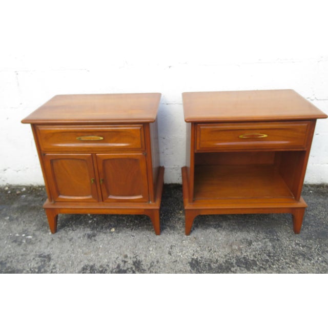 Mid 20th Century Modern Side End Tables Nightstands a Pair 6222 For Sale - Image 9 of 18