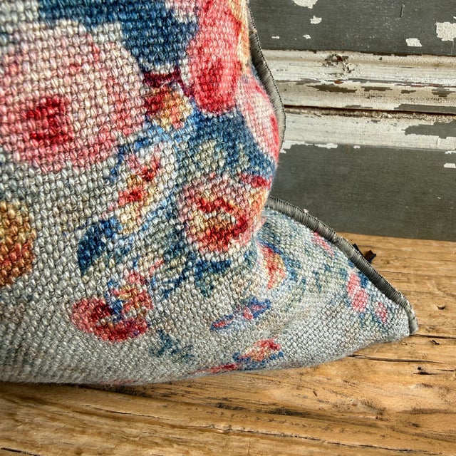 Available in mulitple sizes Made in France / Available in 20″ x 20″ / 26″ x 26″ A timeless accent pillow woven in France...