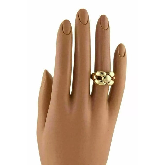 This is a lovely authentic vintage band ring by Cartier, crafted from 18k yellow gold with a polished finish, the front of...