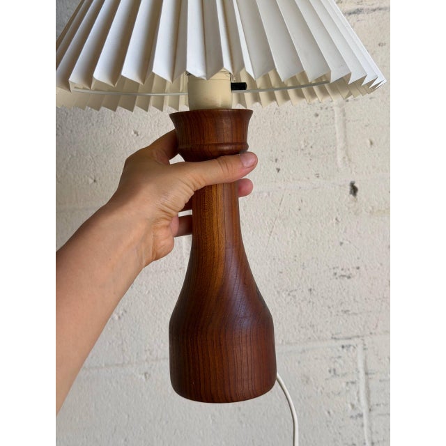 Wood 1960s Teak Beige Table Lamp With Pleated Shade Accent Lighting Danish Mid-Century Modern For Sale - Image 7 of 10
