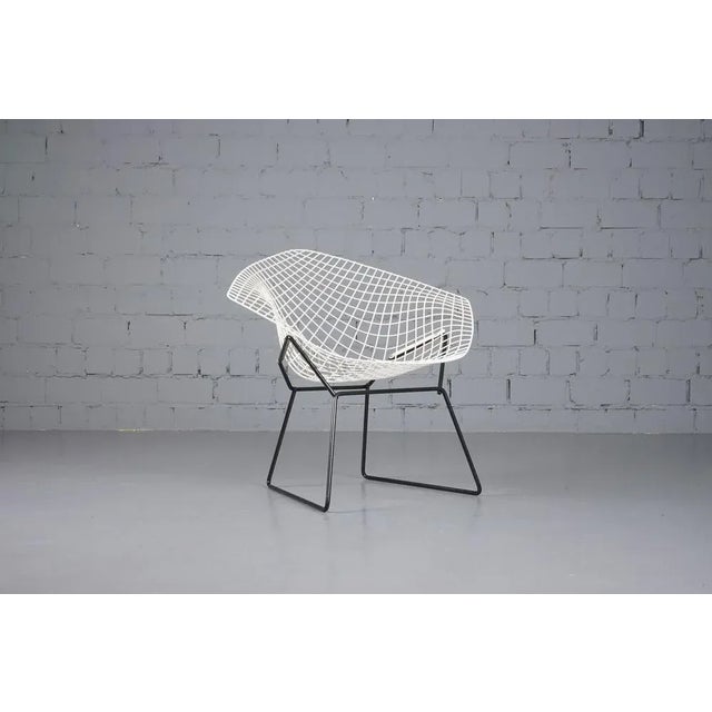 Diamond Chair Model 421 by Harry Bertoia (1915-1978) for Knoll International. Execution, frame black, seat basket white...