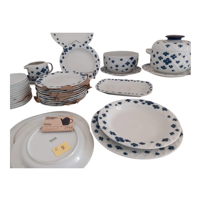 New 1980s 58 Pieces European Dinner Set Diamond Shape Rim With Bleu Decoration by Rosenthal For Sale
