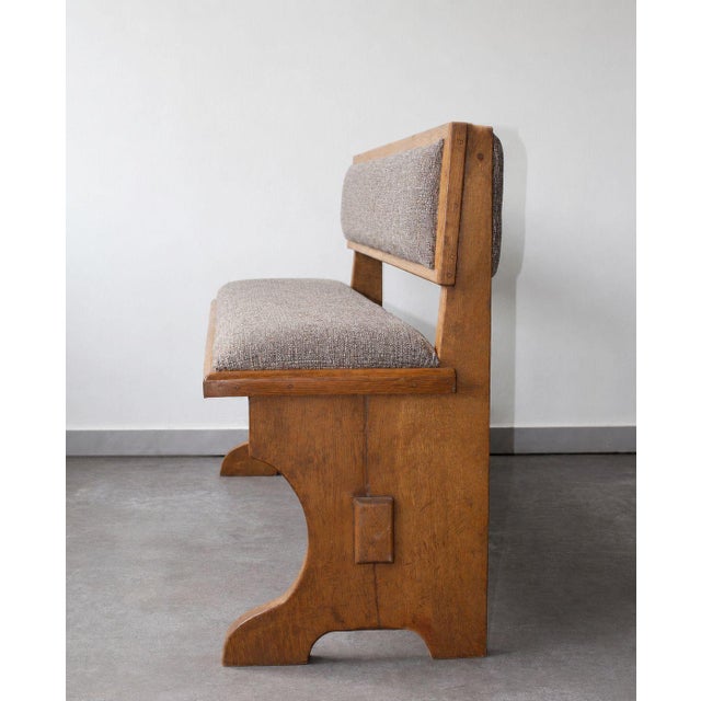 This superb vintage entryway bench, with its rustic modernist design reminiscent of the 1960s, elegantly combines the...