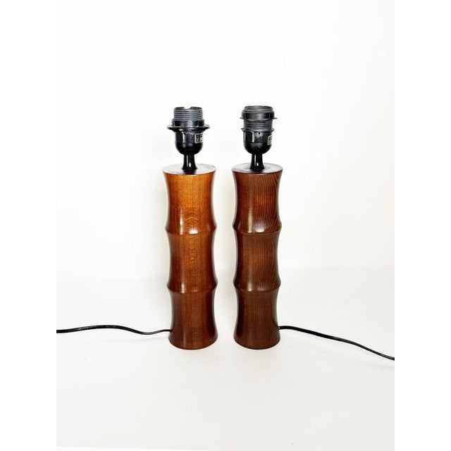 The lampshade is not included ! Pair of French table lamps dating from the 1990s, featuring tall turned wooden bases with...