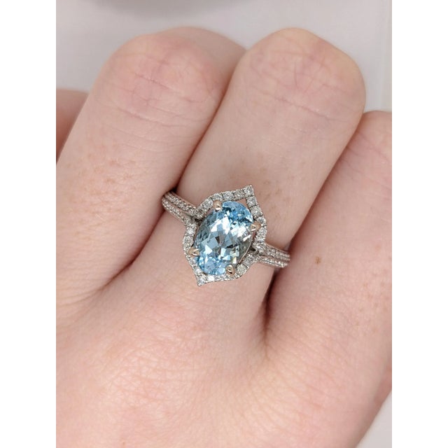 2020s 1.8ct Aquamarine Ring with Earth Mined Diamonds in Solid 14k Gold Oval 9x7mm For Sale - Image 5 of 8